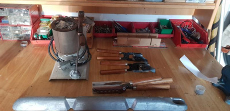 80 kg de plomo de linotipia en barras. Turquesas de 9 de un molde, de seis y de bala de escopeta. Hornillo 20