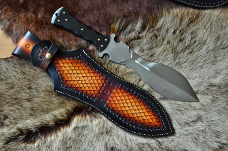 Hola a todos pongo a la venta está réplica del cuchillo Eduardo Trigo de Yarto fabricado en acero 5160 00
