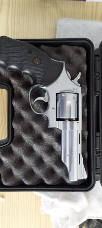 Buenas, hace poco me hice con un revolver llama martial 38 spl, lo curioso es que es de acero pulido y 01