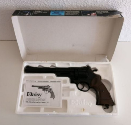 Se vende revolver Daisy Powerline 44 de co2. Cañones intercambiables. 
Dispara en doble y simple acción. 01
