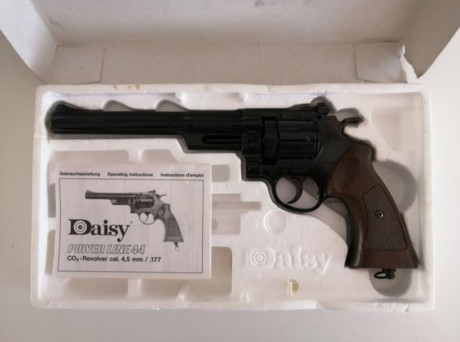 Se vende revolver Daisy Powerline 44 de co2. Cañones intercambiables. 
Dispara en doble y simple acción. 00