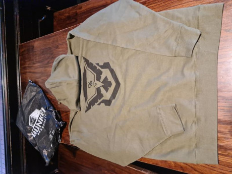 Ayer recibí la sudadera que pedí a Bunker Branding. Una sudadera verde miltar talla L, pero claro, me 01
