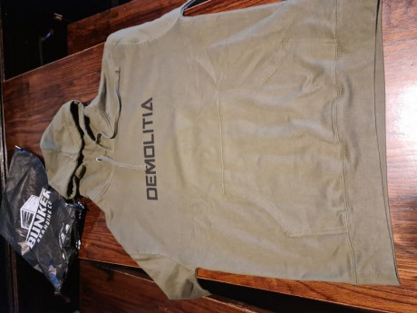 Ayer recibí la sudadera que pedí a Bunker Branding. Una sudadera verde miltar talla L, pero claro, me 00