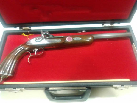 Un compañero que se retira porque ya tiene una edad, vede varias armas de avancarga.
Dos revólveres idénticos 10