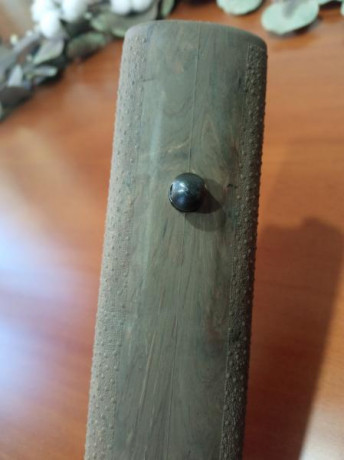 Casi como nueva si no fuera por una ligera marca del bípode Harris. 

De la funda a la mesa de tiro y 02