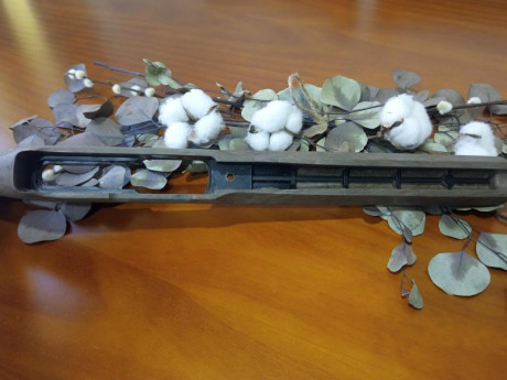 Casi como nueva si no fuera por una ligera marca del bípode Harris. 

De la funda a la mesa de tiro y 01