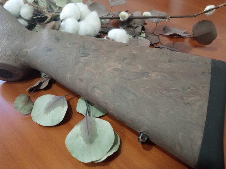 Casi como nueva si no fuera por una ligera marca del bípode Harris. 

De la funda a la mesa de tiro y 00