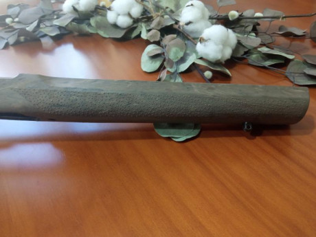 Casi como nueva si no fuera por una ligera marca del bípode Harris. 

De la funda a la mesa de tiro y 12