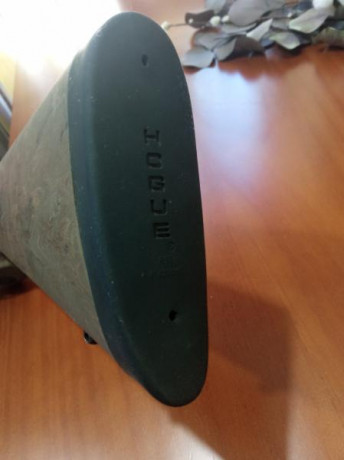 Casi como nueva si no fuera por una ligera marca del bípode Harris. 

De la funda a la mesa de tiro y 10