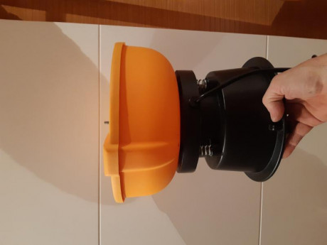 Se vende tumbler Smartreloader sr787 casi sin uso y una bolsa de cáscara nuez molida , precio 40 euros 00