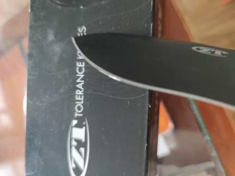Hola vendo navaja Zero Tolerance casi nueva, en una de las fotos se ve el filo un pelín dañado casi inapreciable 00