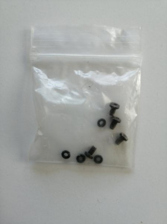 4 tornillos a estrenar cabeza Allen con los retenes correspondientes y 4 tornillos originales en buen 02