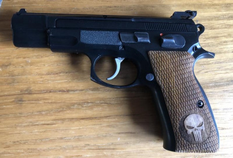 Hola amigos! ya que se muestran tantas armas buenas creo que a los propietarios de una cz 75 se nos tendría 71