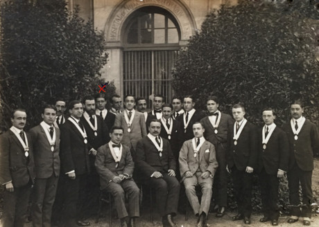  EN RECUERDO Y HOMENAJE A LOS QUE YA NO ESTÁN. 

Si pones en  GOOGLE    PASAPORTES EN LA MEMORIA   da 102