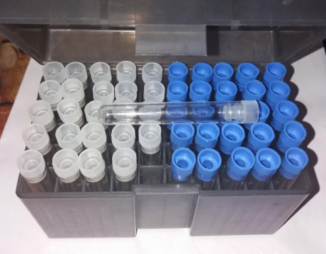 Oferta del siguiente material:
1 - caja con 50 tubos plástico para dosis de pólvora (6,5 cm.) -> 10 00