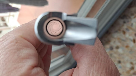 Cañón de 6 pulgadas.
Rabera optimizada - manejo mejorado.
Empuñadura de madera, ergonómica.
Mira micrométrica 00