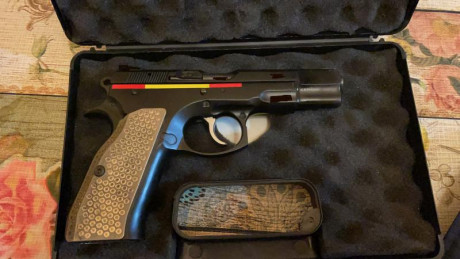 Hola amigos! ya que se muestran tantas armas buenas creo que a los propietarios de una cz 75 se nos tendría 81