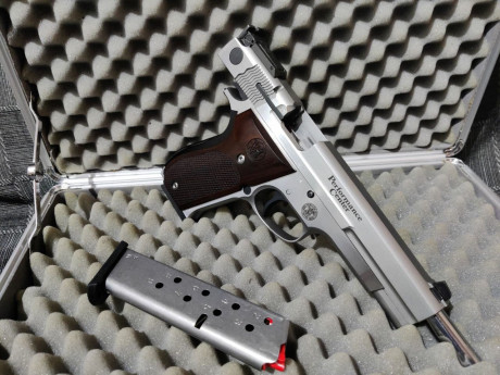 Vendo pistola Smith and Wesson 952-2 de 6" en calibre 9 parabellum 
con dos cargadores muelle de 02