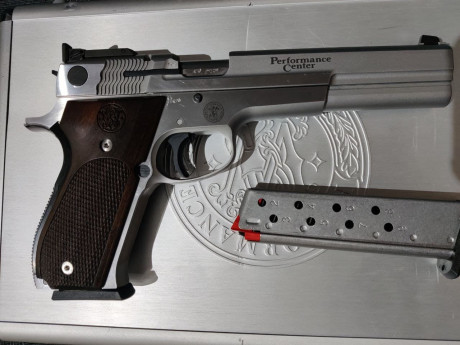 Vendo pistola Smith and Wesson 952-2 de 6" en calibre 9 parabellum 
con dos cargadores muelle de 00