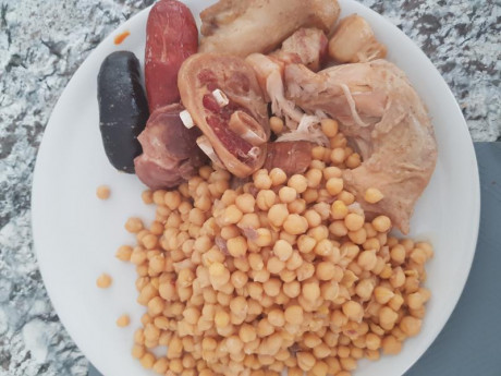 Hoy para comer acelgas hervidas y chuletón de vaca gallega vieja con seis semanas de maduración en cámara 151