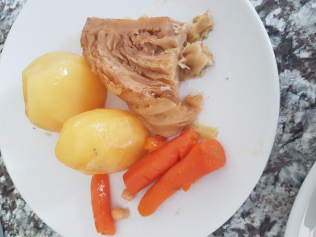 Hoy para comer acelgas hervidas y chuletón de vaca gallega vieja con seis semanas de maduración en cámara 150