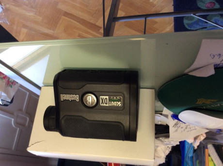 El telémetro Bushnell Scout DX 1000 ARC fija su objetivo con su turboprocesador E.S.P integrado. El dispositivo 02