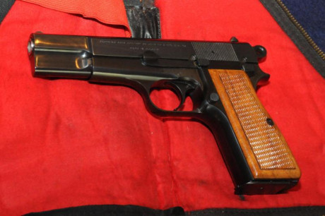 Hola buenas . 
Busco una BROWNING HP 35 9 mm para. como las de la foto , de uno de esos dos modelos, se 01