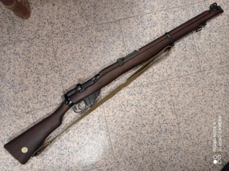 Se vende replica Enfield de la marca Denix, con la madera envejecida, disco de latón en culata y correa 02