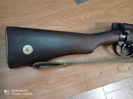 Se vende replica Enfield de la marca Denix, con la madera envejecida, disco de latón en culata y correa 01