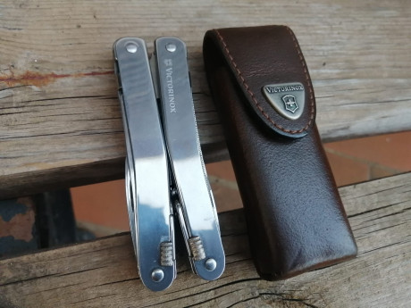 -Victorinox Swisstool Spirit, nueva, con funda de piel marrón. (70€)
-Victorinox Traveller Set, nuevo, 02