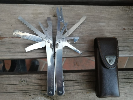 -Victorinox Swisstool Spirit, nueva, con funda de piel marrón. (70€)
-Victorinox Traveller Set, nuevo, 01