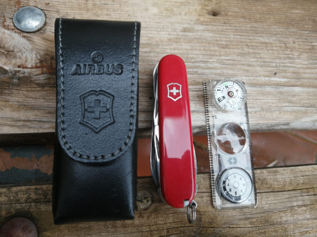 -Victorinox Swisstool Spirit, nueva, con funda de piel marrón. (70€)
-Victorinox Traveller Set, nuevo, 00