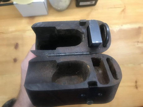 Buenos días vendo funda culatin para pistola FN 1903, esta trae en el interior cargador de 10 cartuchos 12