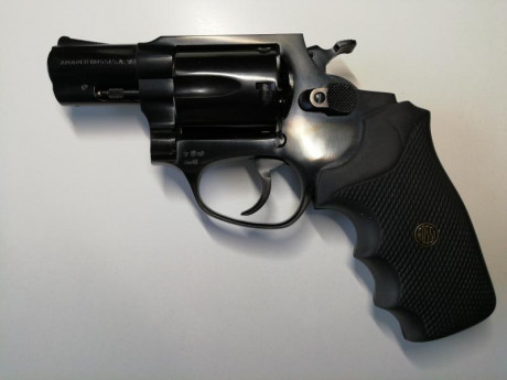 Revolver Rossi sólo estrenado, comprado nuevo en diciembre. Ha disparado 10 cartuchos 38 SPL. Tambor de 02