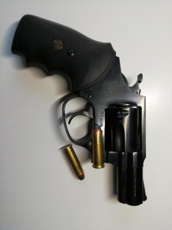 Revolver Rossi sólo estrenado, comprado nuevo en diciembre. Ha disparado 10 cartuchos 38 SPL. Tambor de 01