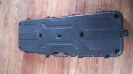 Maletin para dos carabinas con visor.
No se tocan entre si ppr los "pilares" del centro.
Tambien 00