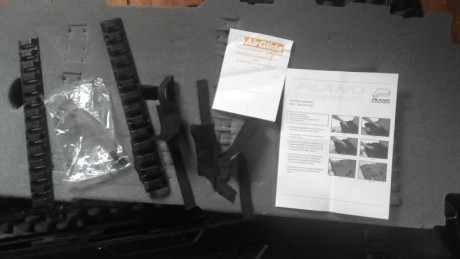 Maletin para dos carabinas con visor.
No se tocan entre si ppr los "pilares" del centro.
Tambien 12