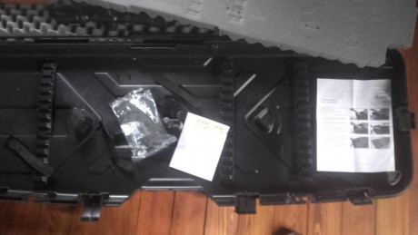 Maletin para dos carabinas con visor.
No se tocan entre si ppr los "pilares" del centro.
Tambien 10