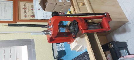 Vendo por falta de uso, prensa progresiva Hornady Projector Americana. Robusta como ella sola. Shell plate 02