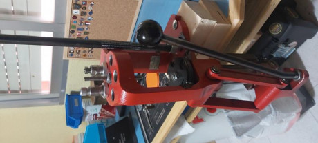 Vendo por falta de uso, prensa progresiva Hornady Projector Americana. Robusta como ella sola. Shell plate 01