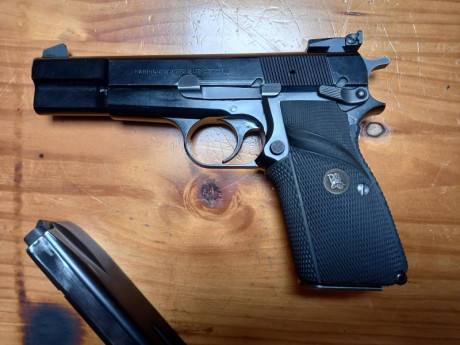 Vendo esta Browning HP 35 del año 91, calibre 9 mm Pb, siempre la he tenido yo, se encuentra en perfectas 02