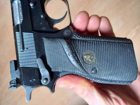 Vendo esta Browning HP 35 del año 91, calibre 9 mm Pb, siempre la he tenido yo, se encuentra en perfectas 01