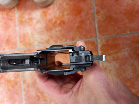 Vendo esta Browning HP 35 del año 91, calibre 9 mm Pb, siempre la he tenido yo, se encuentra en perfectas 32