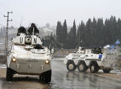 Acabo de oírlo por la radio.
Un vehículo de nuestro ejército ha sido alcanzado por un proyectil, o bien 101