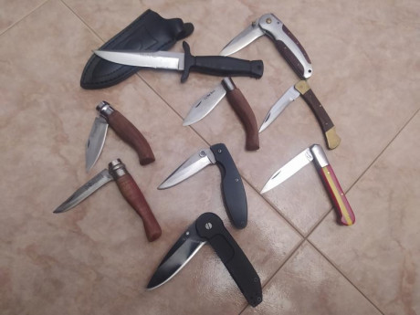 Vendo cuchillo muela de bota con funda y 8 navajas de varias marcas.
55€ con portes. 00