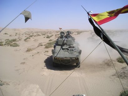 Acabo de oírlo por la radio.
Un vehículo de nuestro ejército ha sido alcanzado por un proyectil, o bien 100