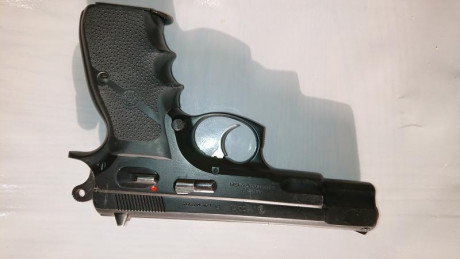 Vendo Brno CZ75
Calibre 9 mm. P
Un solo propietario con guia A
Cachas Hoge
Esta en Alicante
Se puede guiar 00