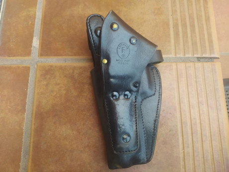 Vendo funda de servicio para Bereta 92 o Taurus 99 de servicio color negra.
La funda es de cuerro, con 10