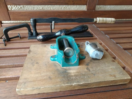 Retirado de la venta - No lo encuentro.

Vendo equipo para recarga con rebordeadora para cartuchos calibre 00