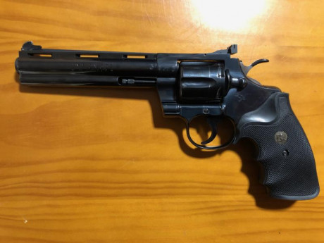 Muy a mi pesar y por motivos personales vendo revolver Colt Phyton cal.357 mag - 38  con cañón de 6 Pulgadas. 01